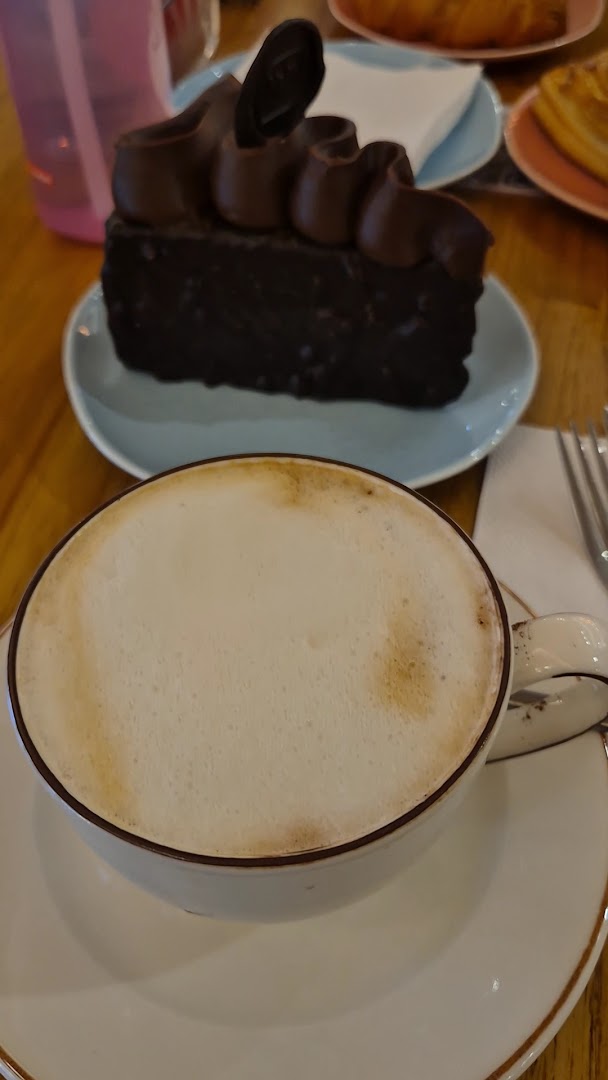 Kofi Bakery: appetizing photo of coffee and cake