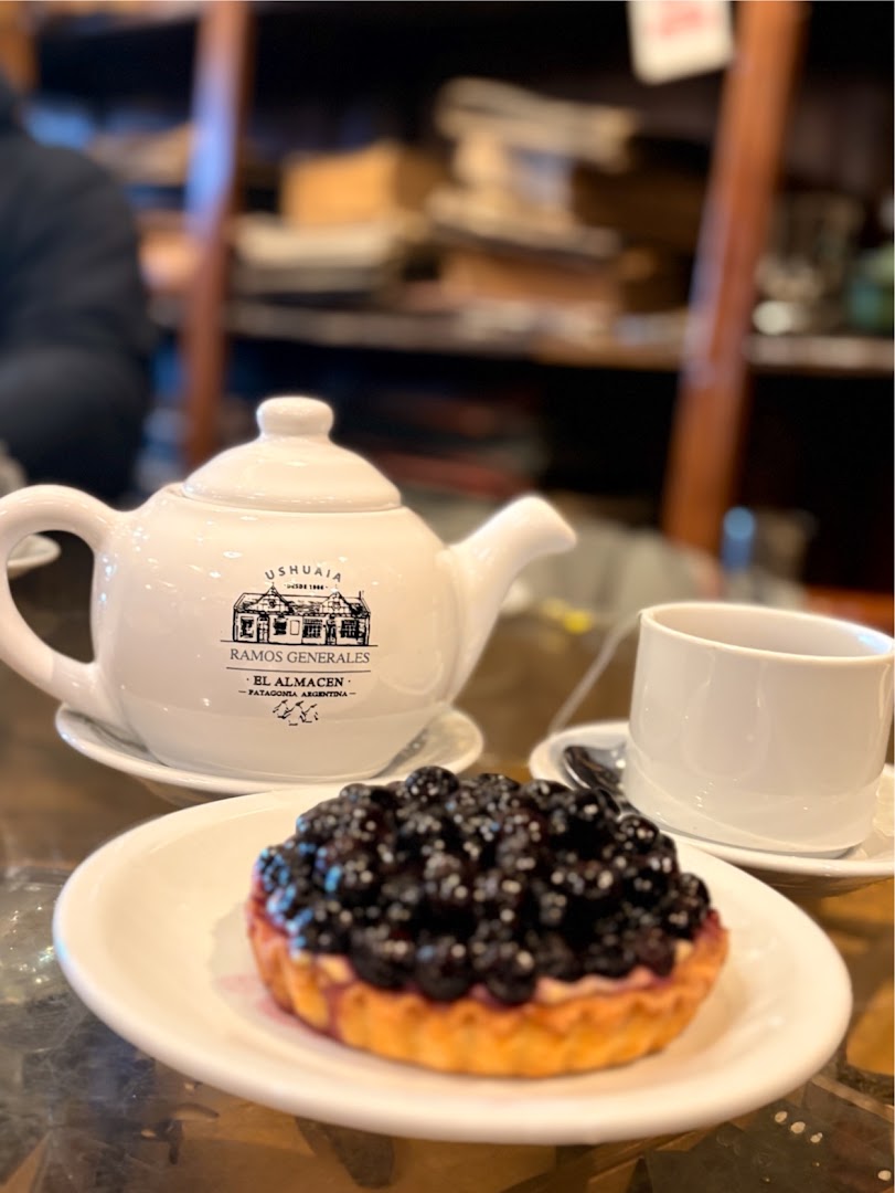 Ramos Generales El Almacén: appetizing food and branded teapot