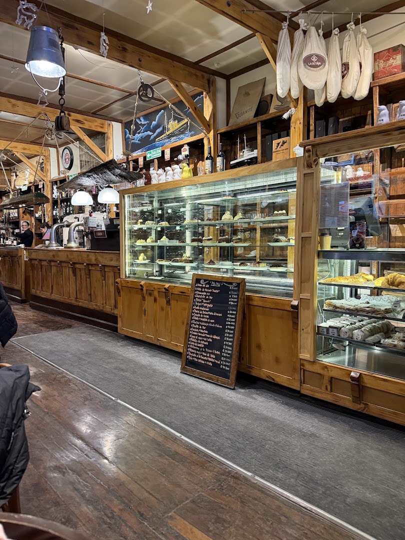 Ramos Generales El Almacén: inviting atmosphere and clear display