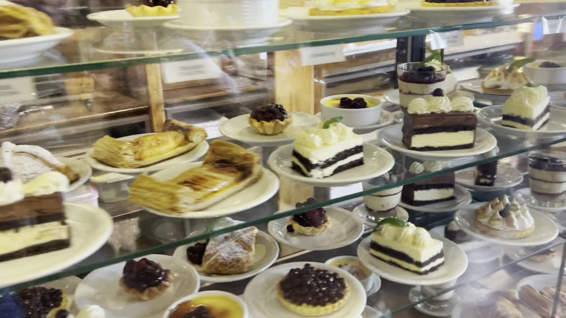 Ramos Generales El Almacén: appetizing display of fresh pastries