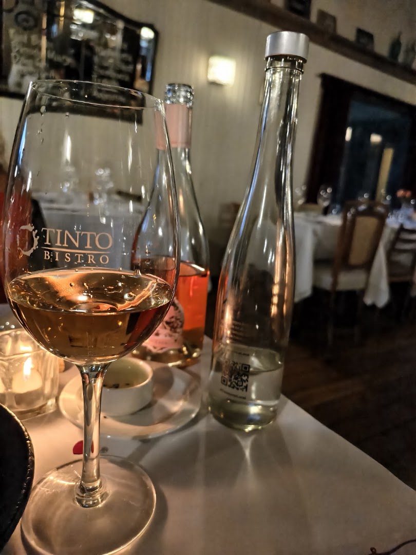 Tinto Bistró: inviting atmosphere with branded glassware