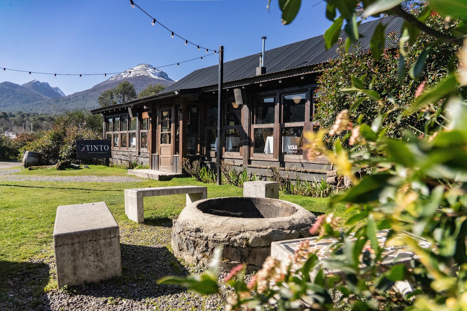 Tinto Bistró: attractive exterior and scenic setting
