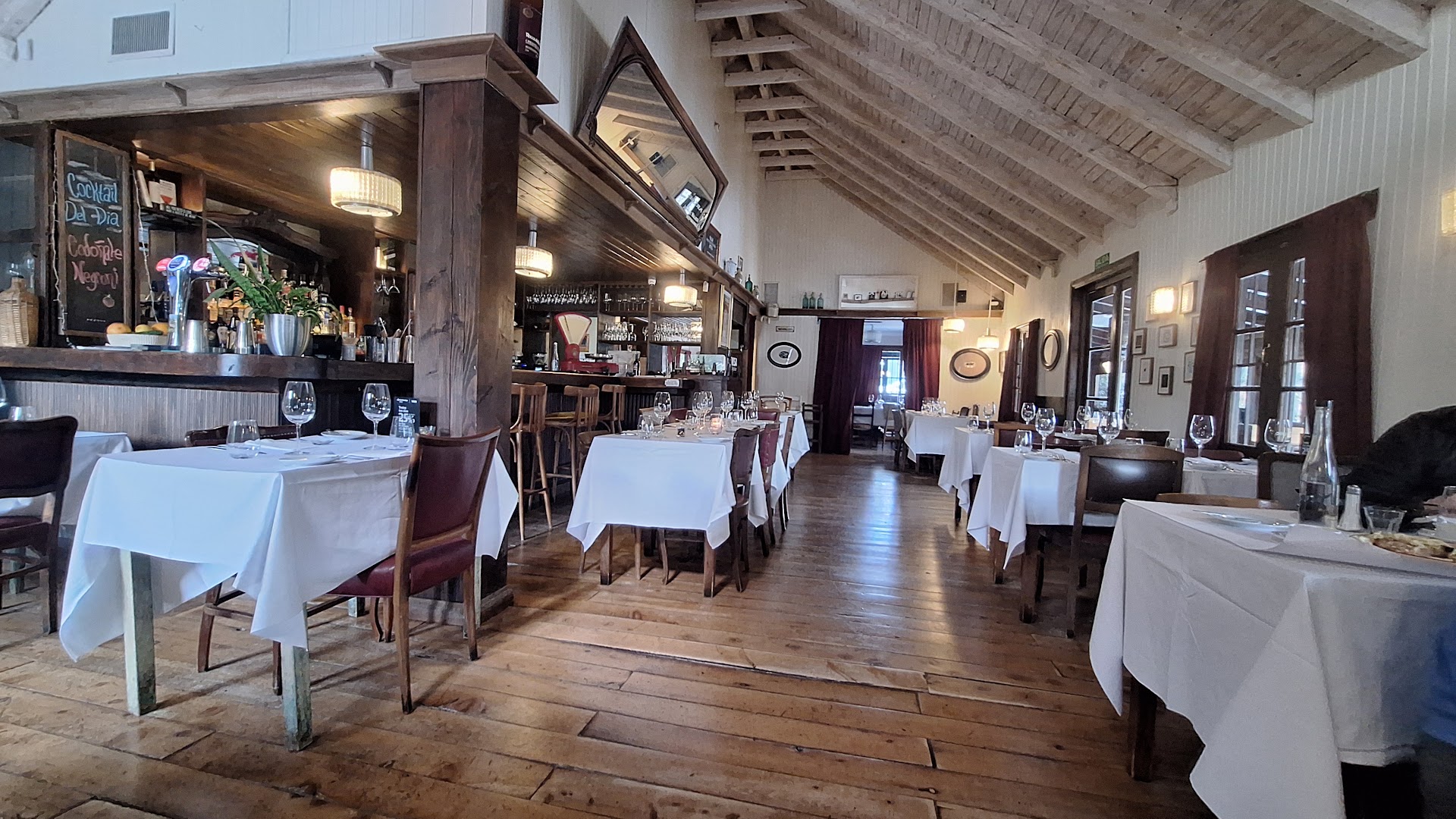 Tinto Bistró: clear, inviting restaurant interior shot