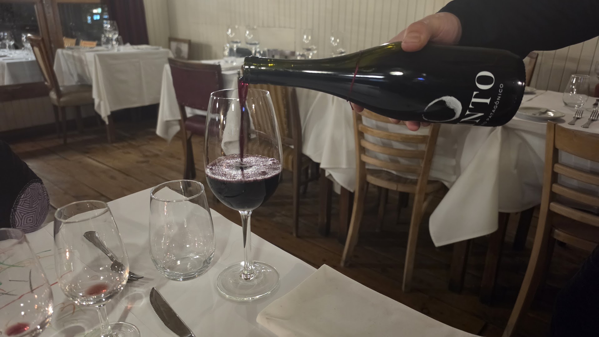 Tinto Bistró: appetizing shot of wine service
