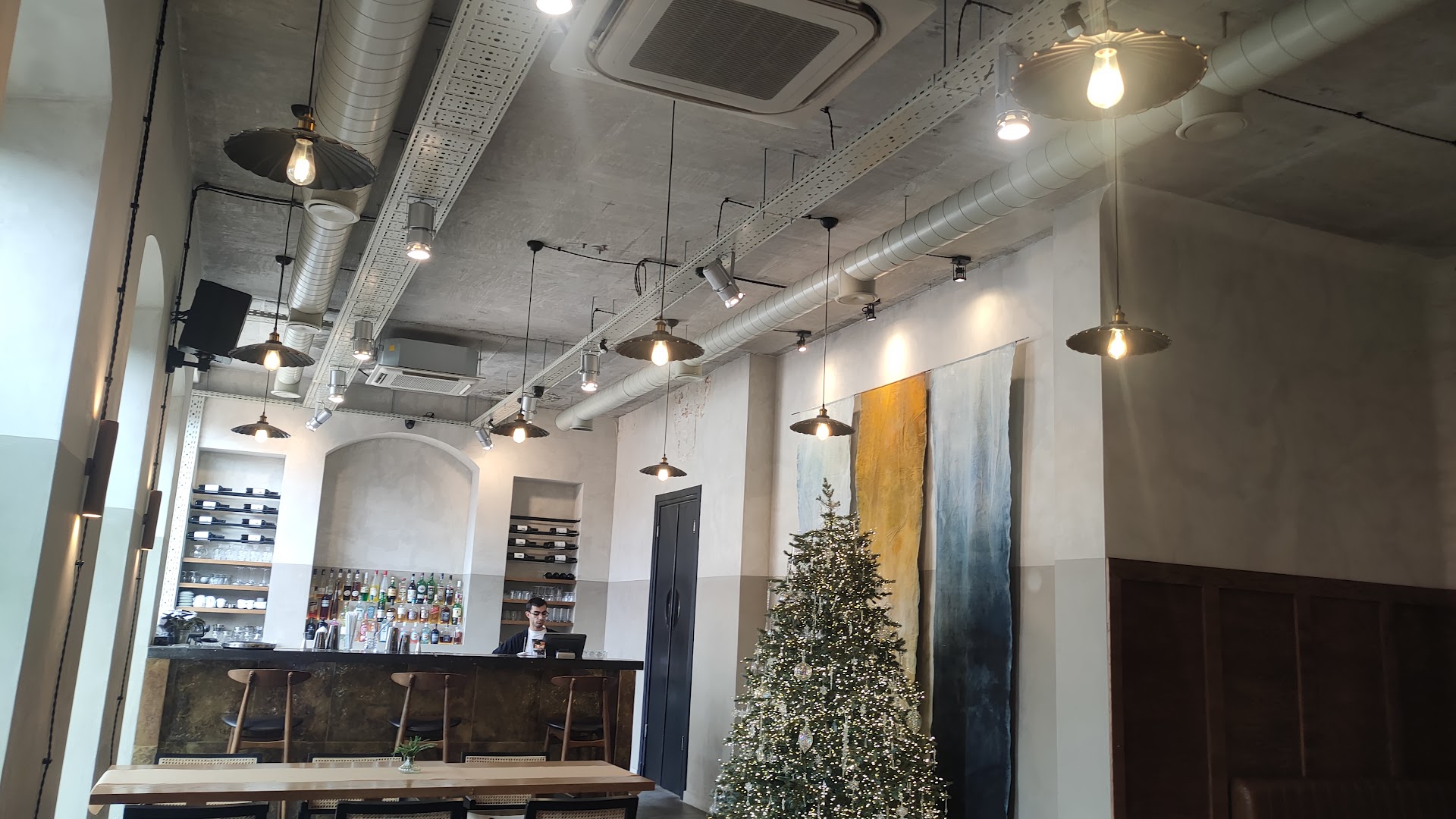 Miro: clear, professional interior atmosphere shot