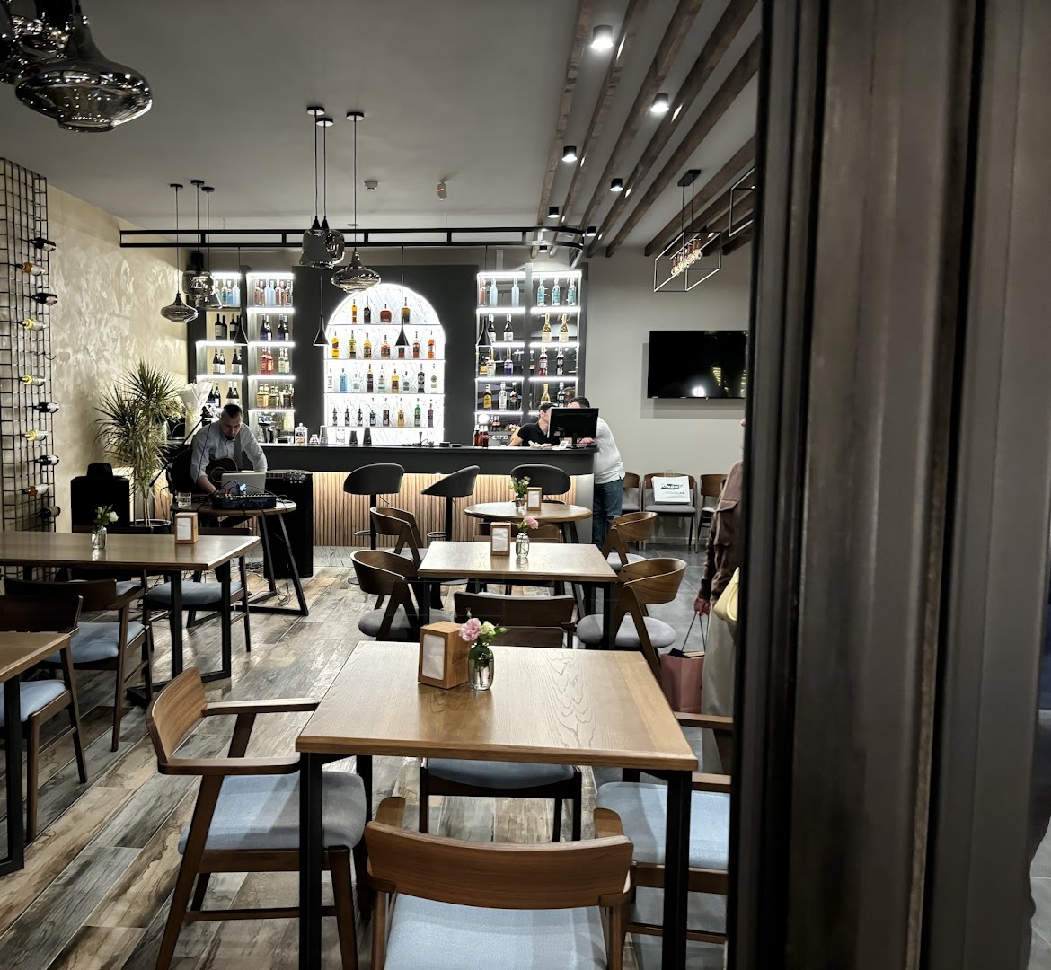Salori Restaurant: clear view of restaurant interior