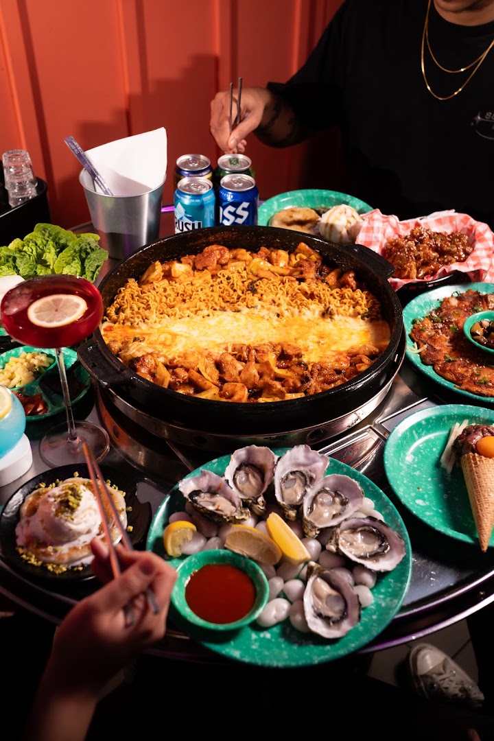 88 POCHA: appetizing food spread, high quality
