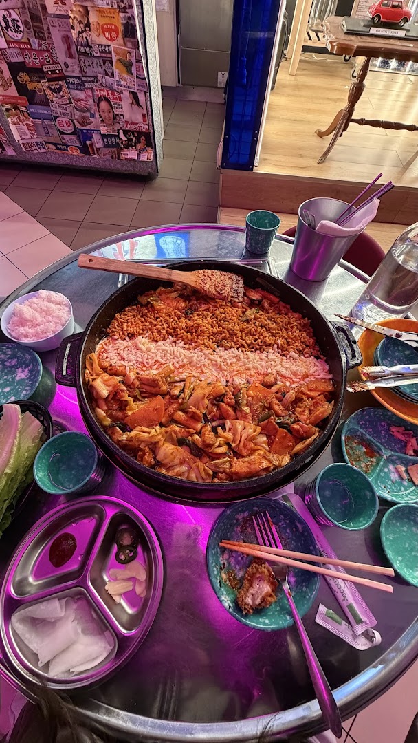 88 POCHA: appetizing food shot of meal