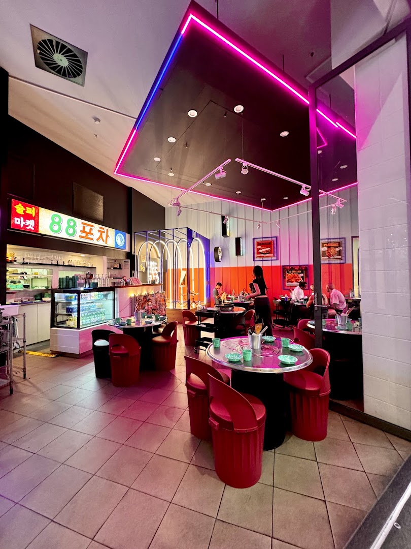 88 POCHA: clear, inviting interior atmosphere shot