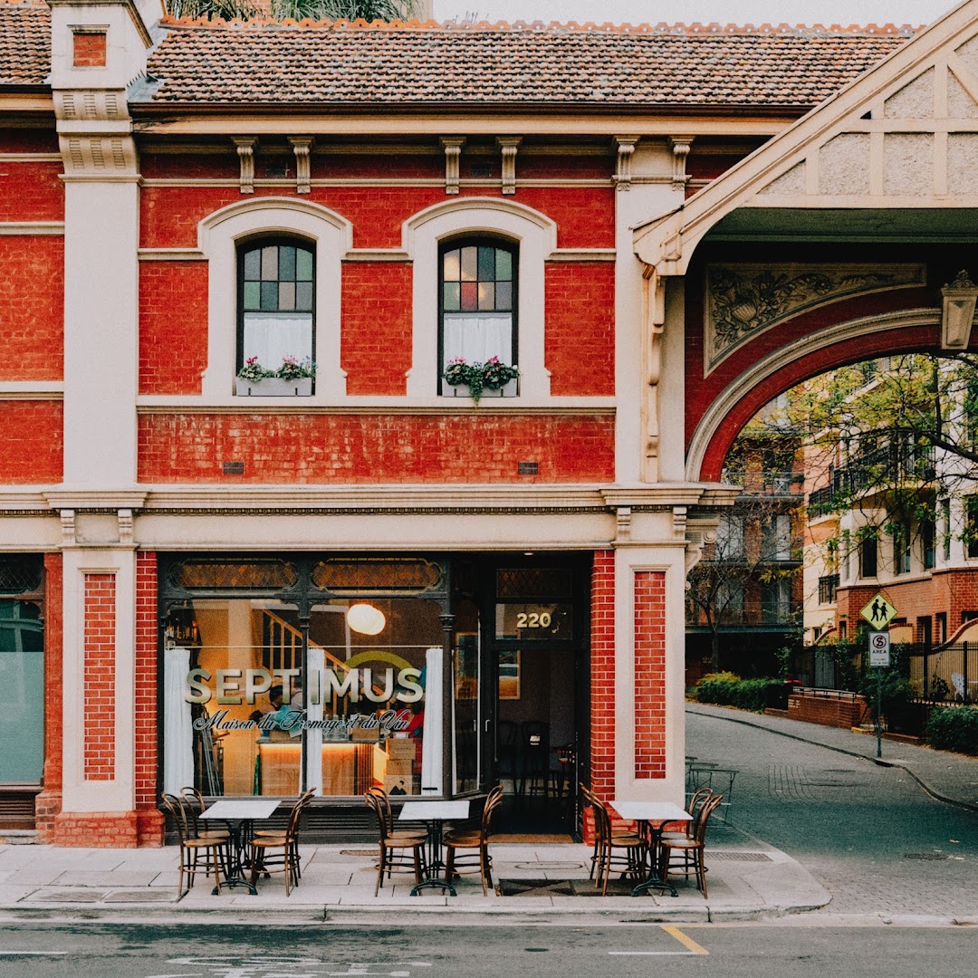 BAR SEPTIMUS: attractive exterior shot of venue
