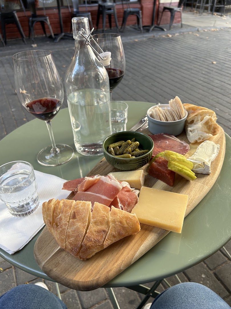 BAR SEPTIMUS: appetizing food and drink presentation