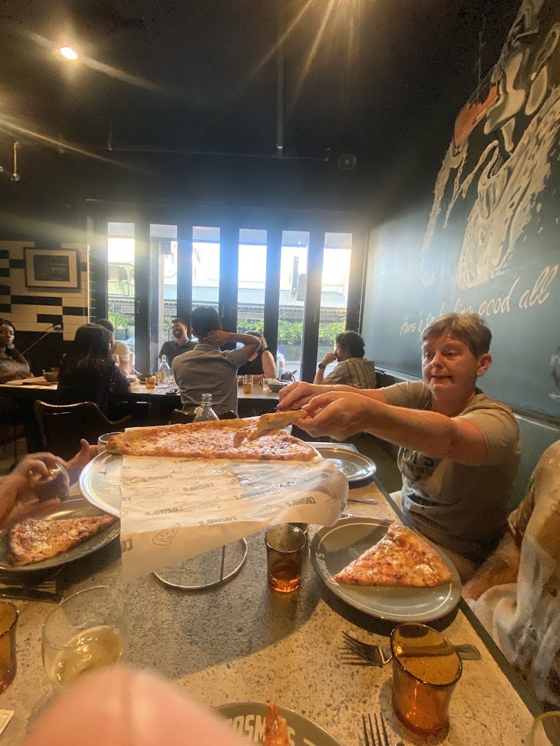 Cosmo's Pizza Bar: authentic restaurant atmosphere