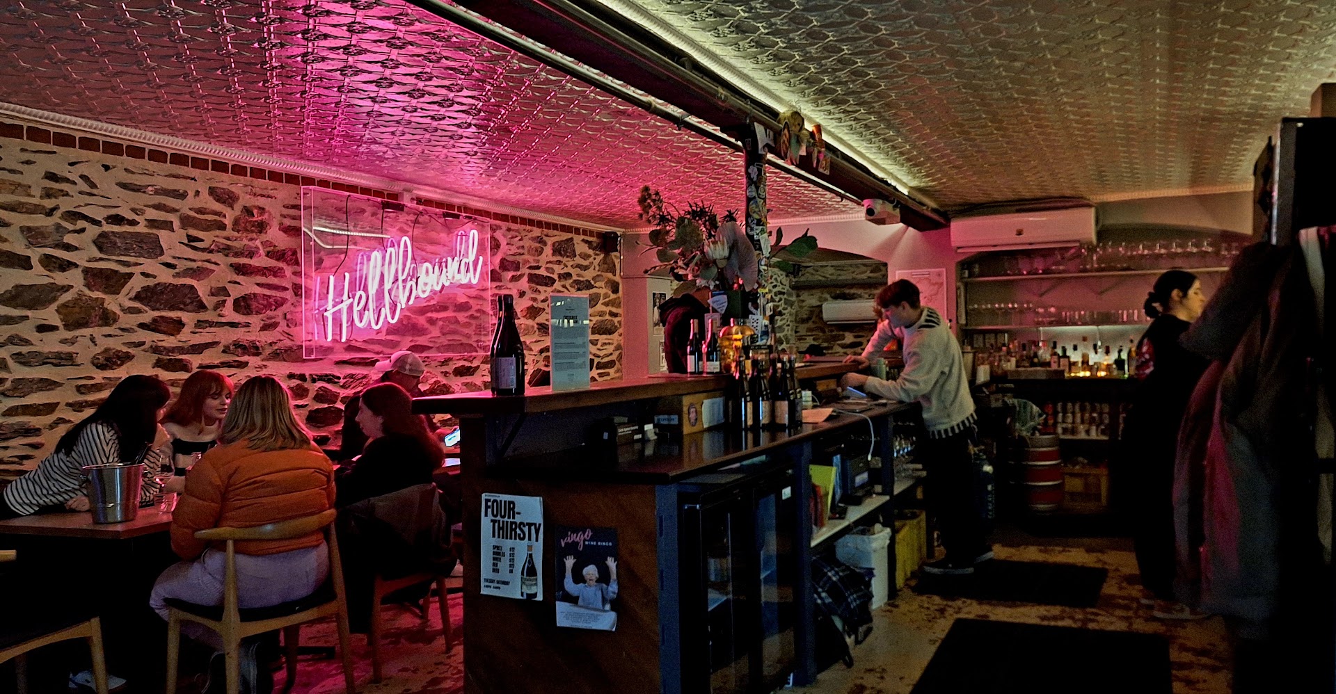 Hellbound Wine Bar: authentic bar atmosphere well