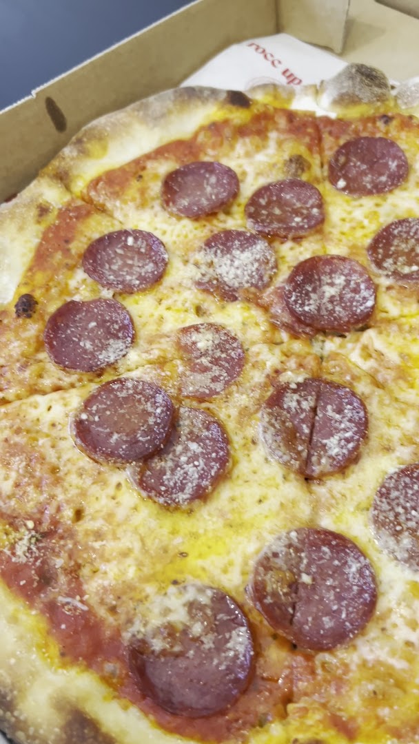 Rocc Up Pizza: appetizing photo of restaurant pizza
