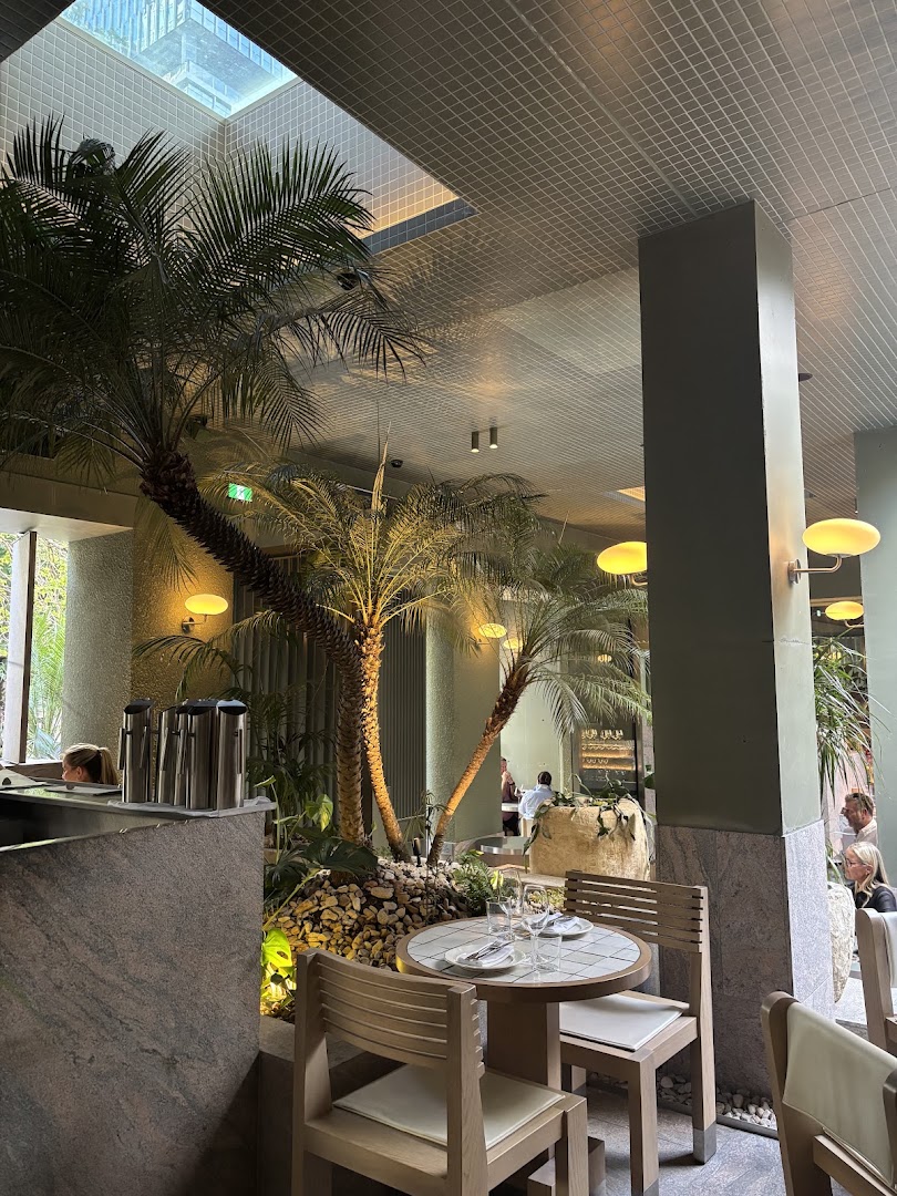 Golden Avenue: attractive, high-quality restaurant interior shot