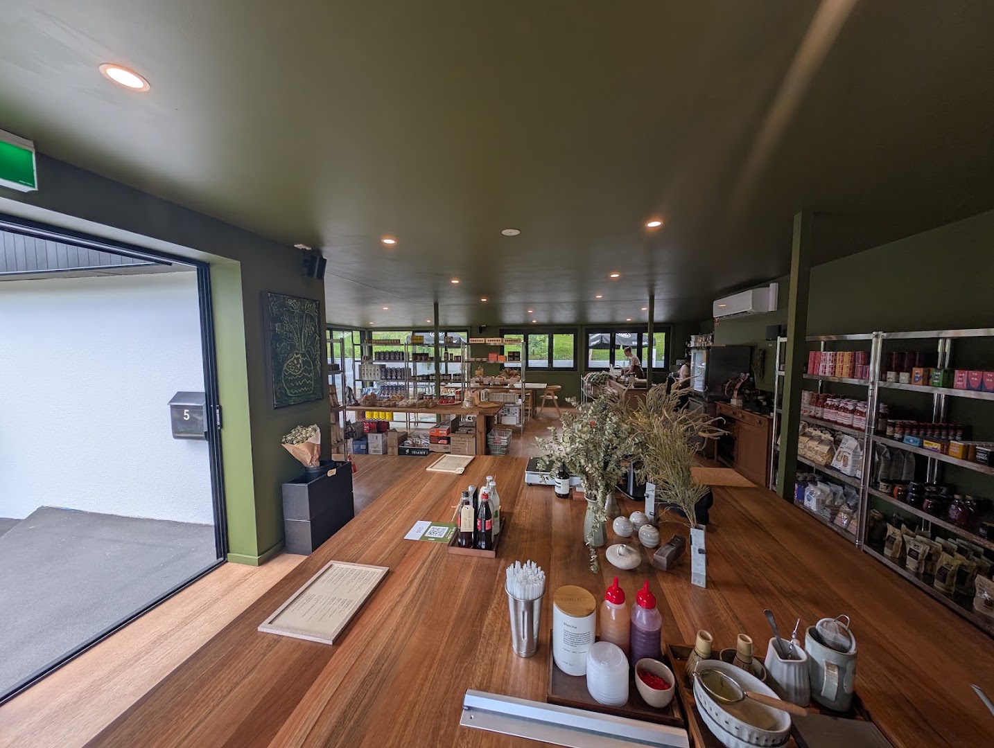 Jane's Deli: clear, inviting interior atmosphere