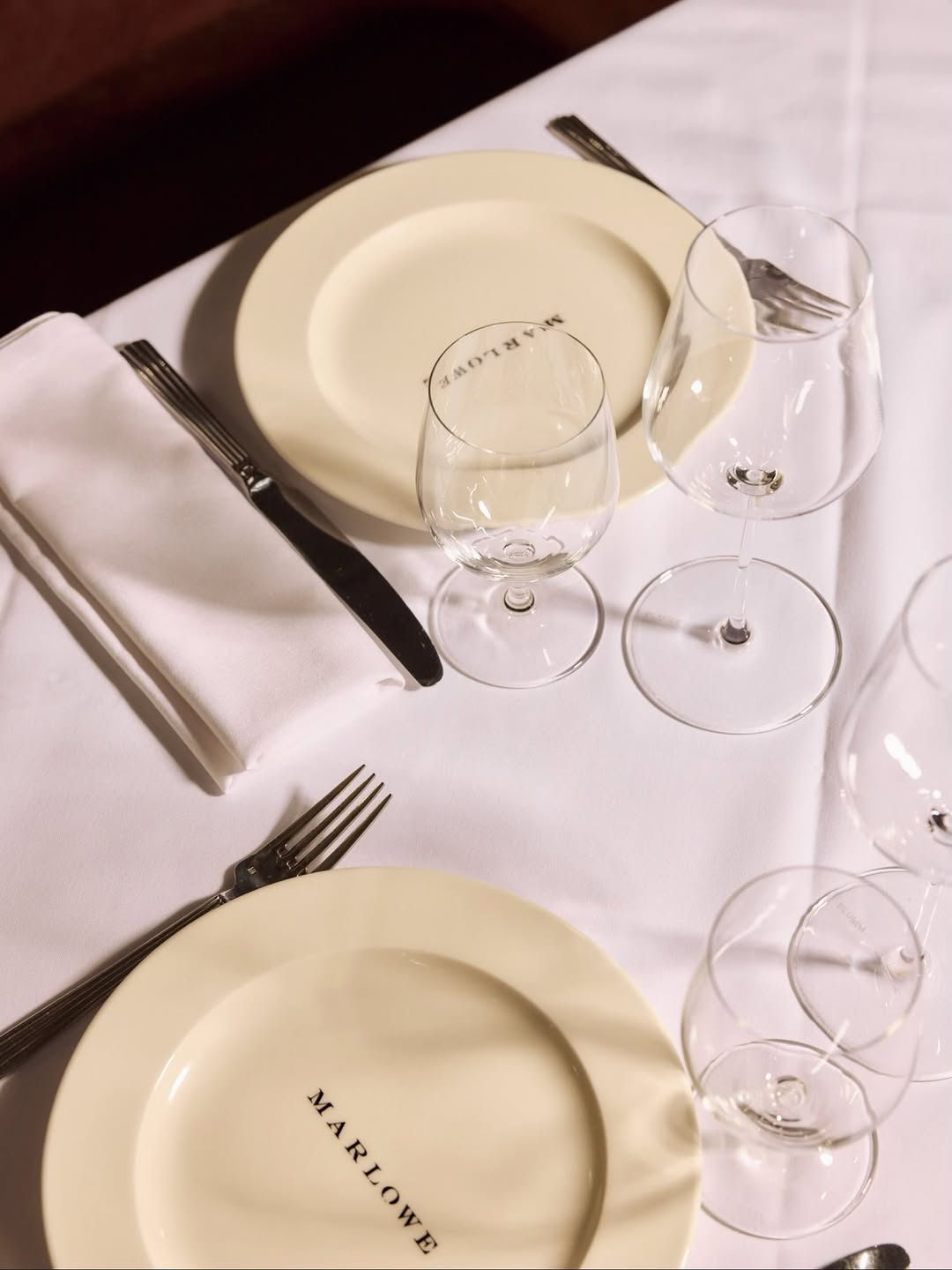 Marlowe: professional and clean table setting