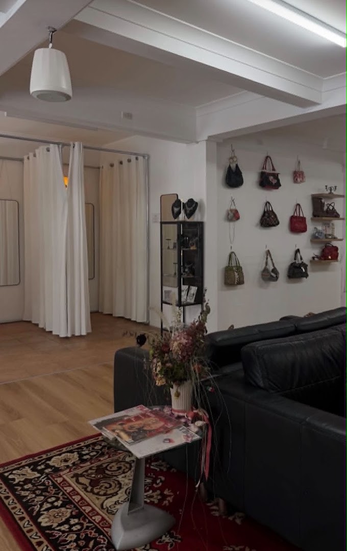 Millennial Vintage: clear view of shop interior