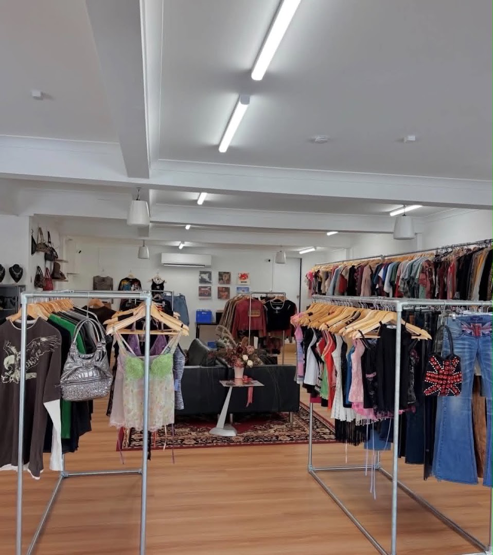 Millennial Vintage: clear view of shop interior