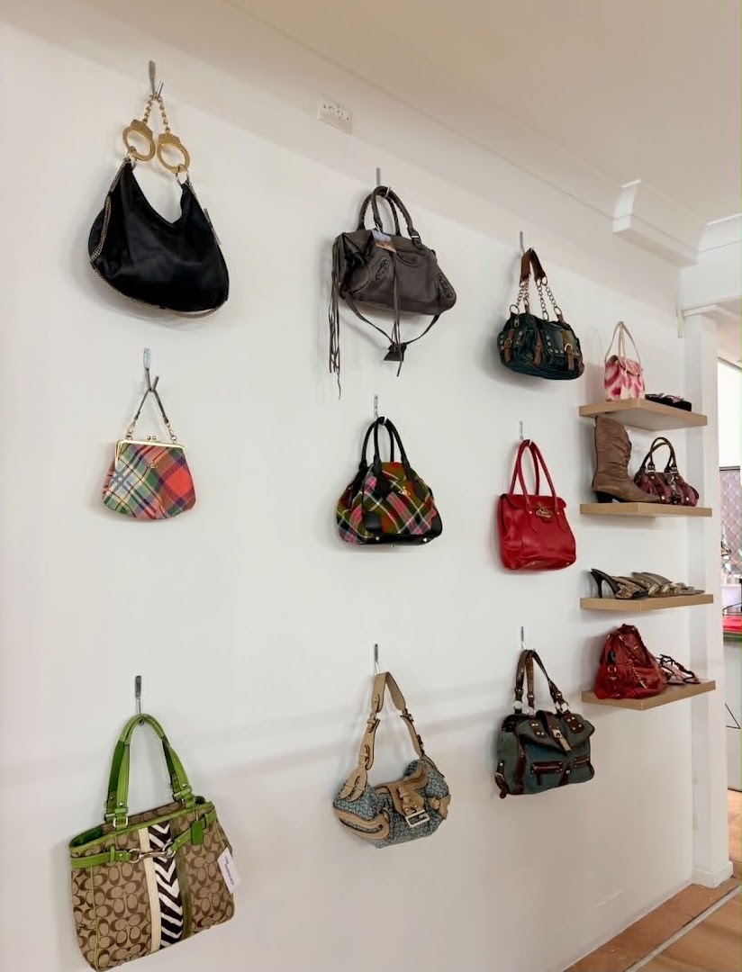 Millennial Vintage: clear display of shop products