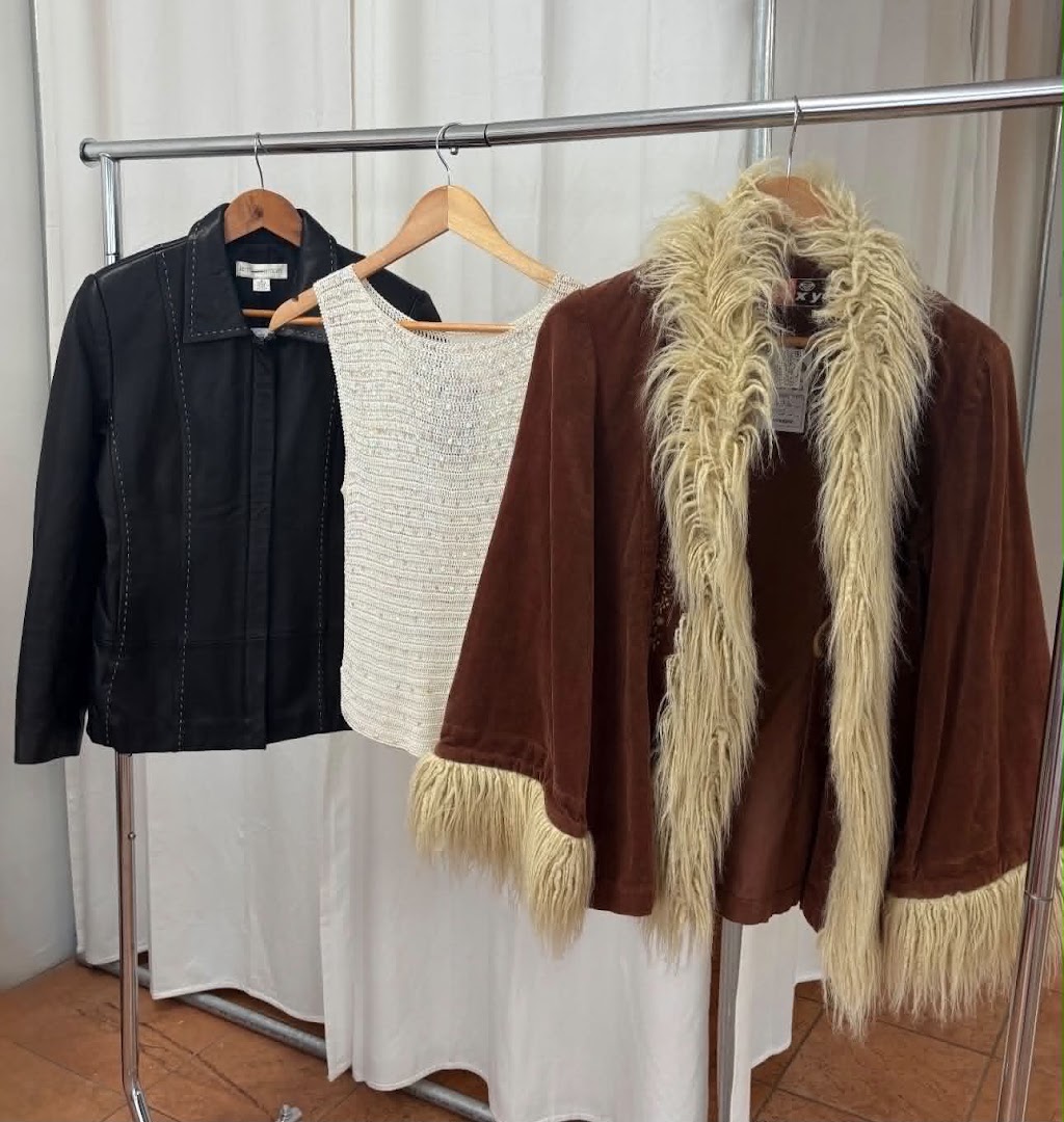 Millennial Vintage: clear display of shop products