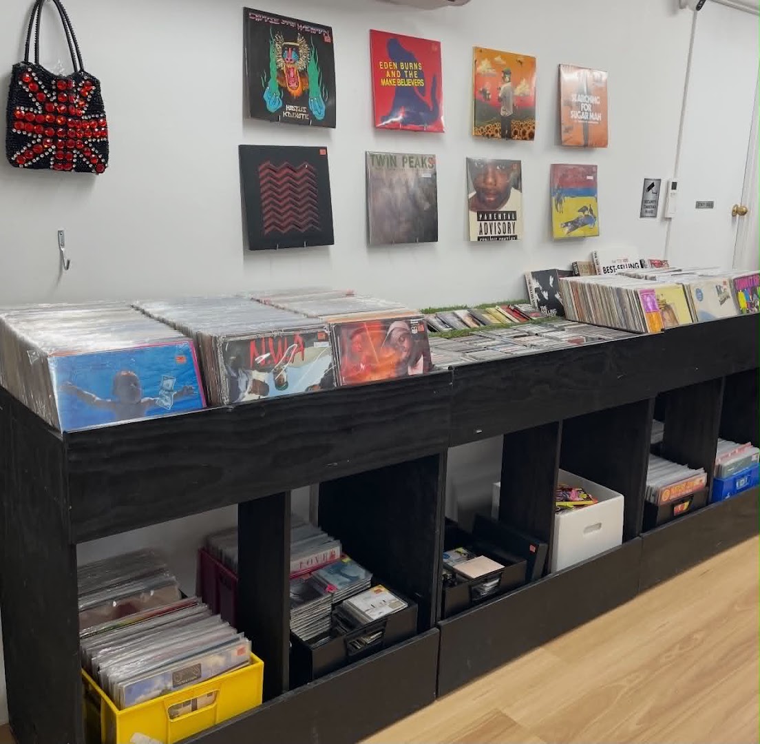 Millennial Vintage: clear display of shop products