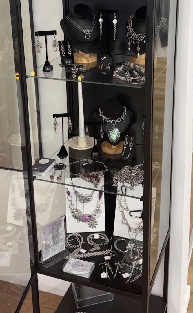 Millennial Vintage: clear display of shop products