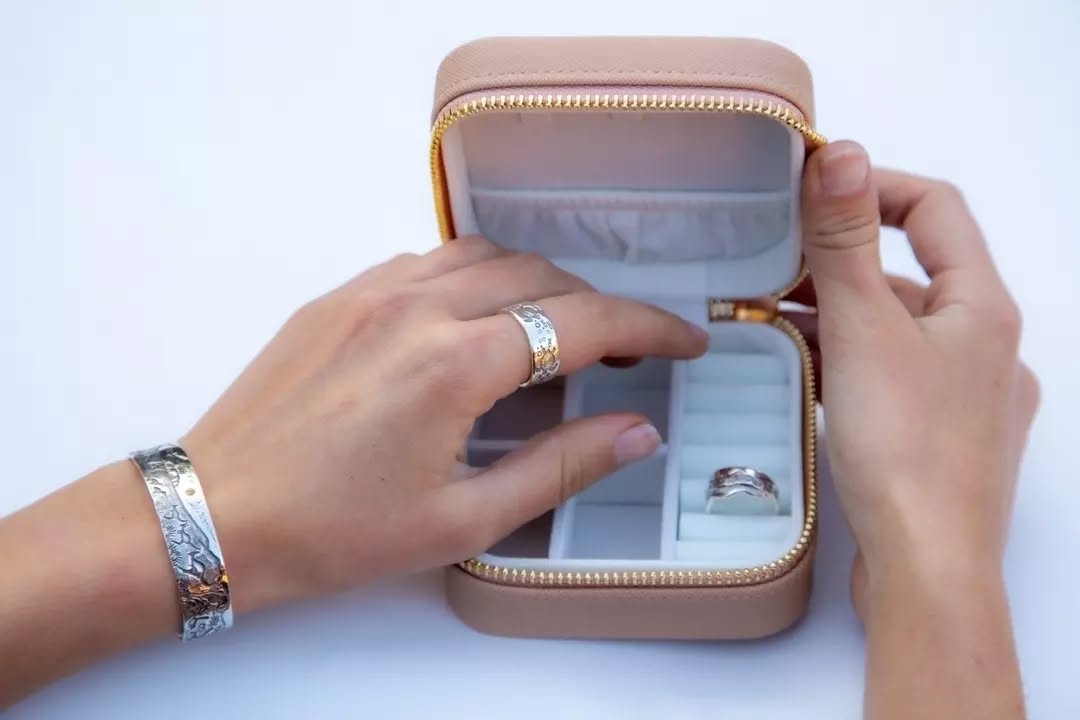 Dampier's Chest: clear product display and usage