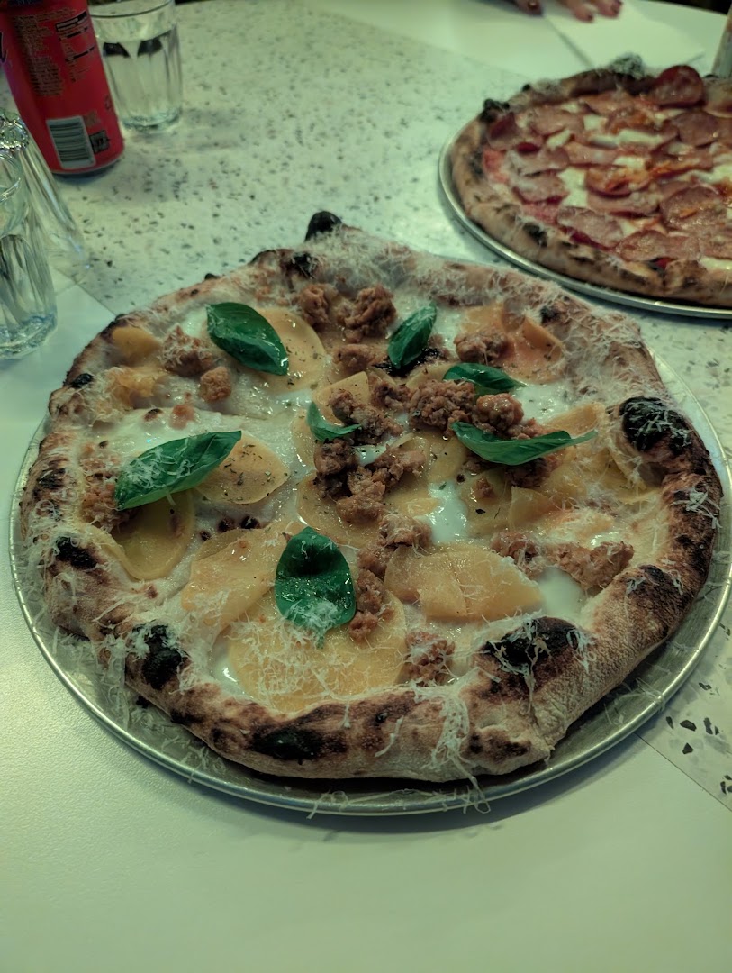 Pizzeria Officina: appetizing photo of restaurant pizza