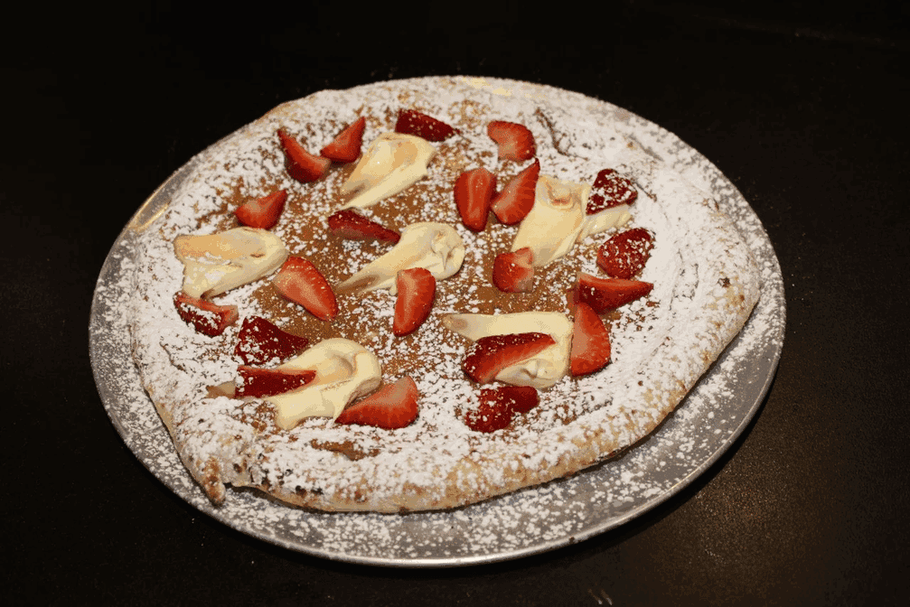Pizzeria Officina: appetizing photo of dessert pizza
