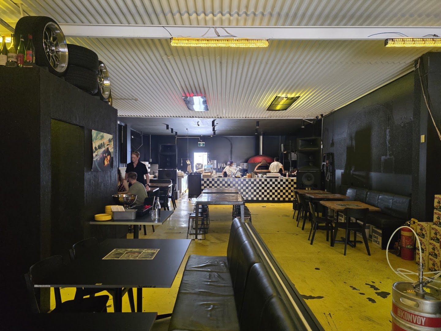 Pizzeria Officina: clear shot of restaurant interior