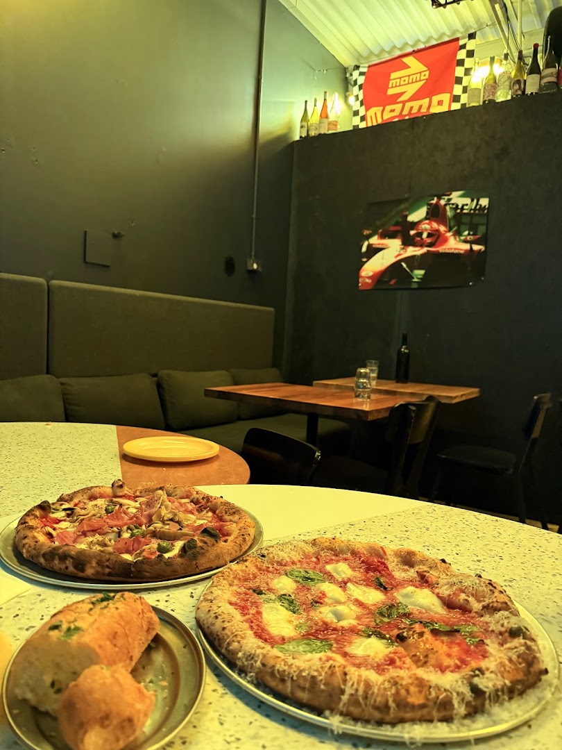 Pizzeria Officina: appetizing food in restaurant setting