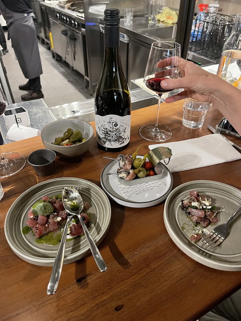 Tintino: appetizing food and drink presentation