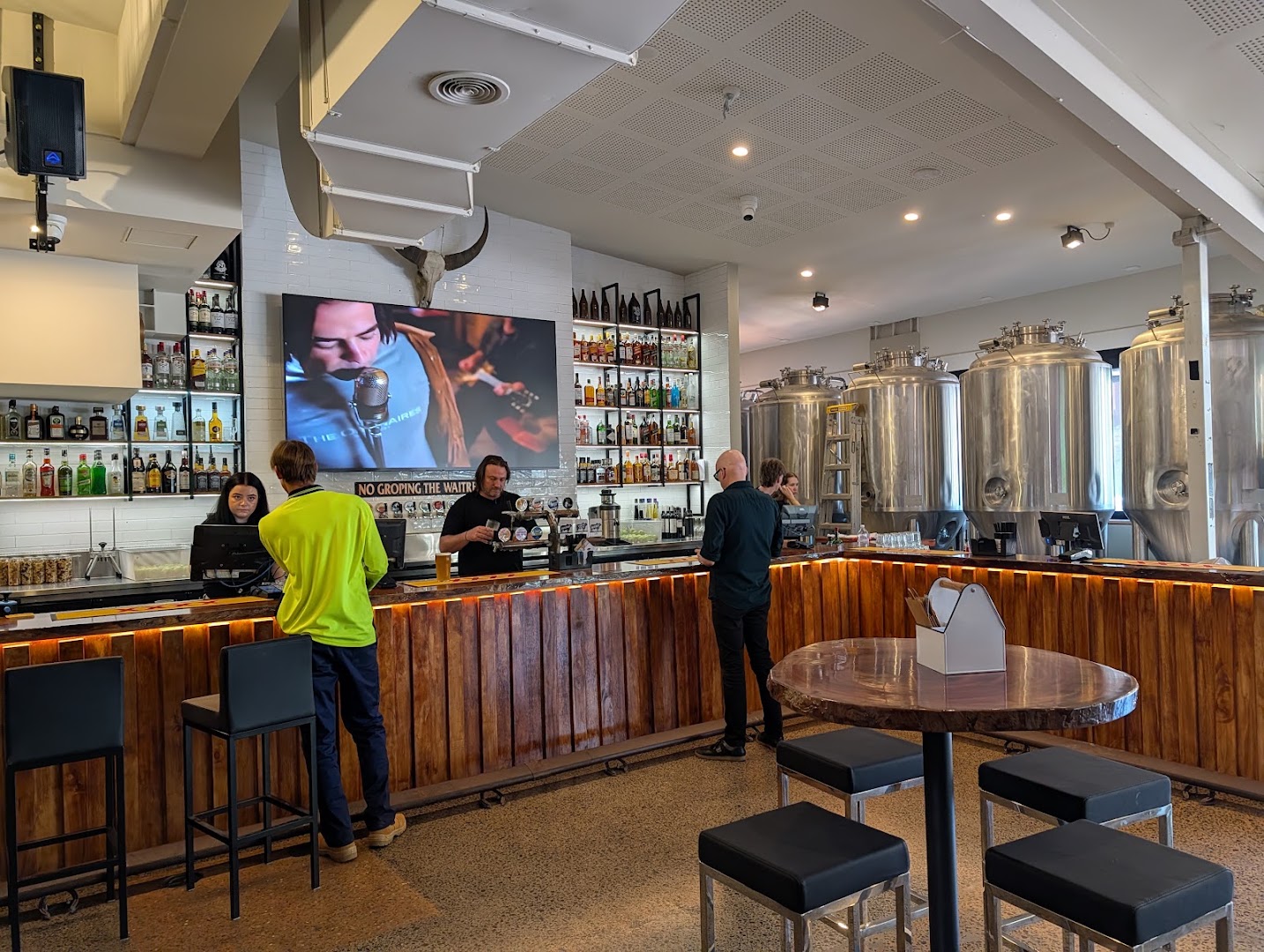 The Homestead Darwin: clear view of bar atmosphere