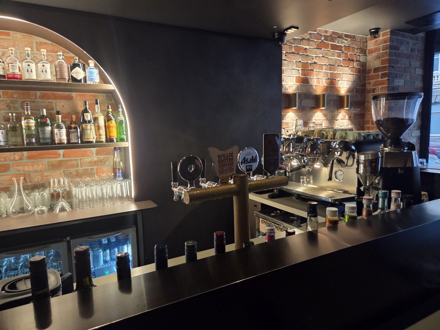 Amaranta: clear, professional shot of bar