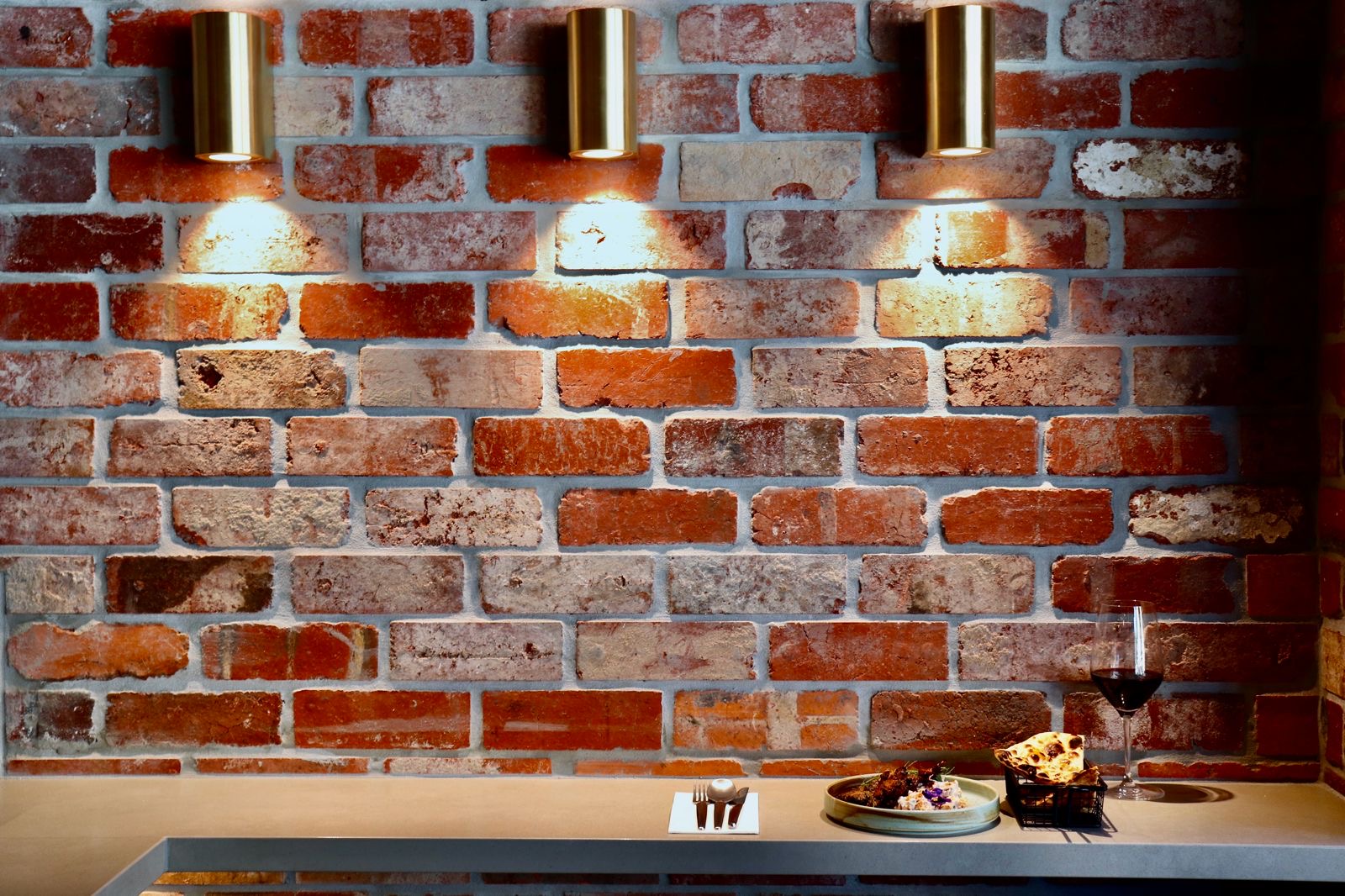 Amaranta: professional interior shot with food