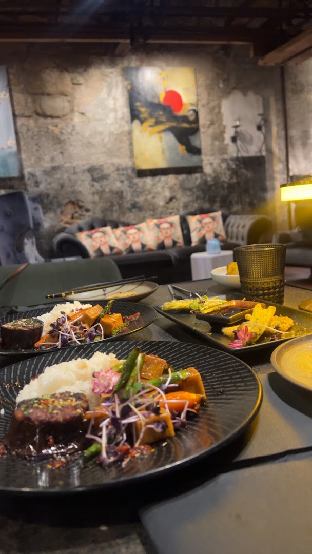 Stone & Flame: appetizing food and inviting atmosphere