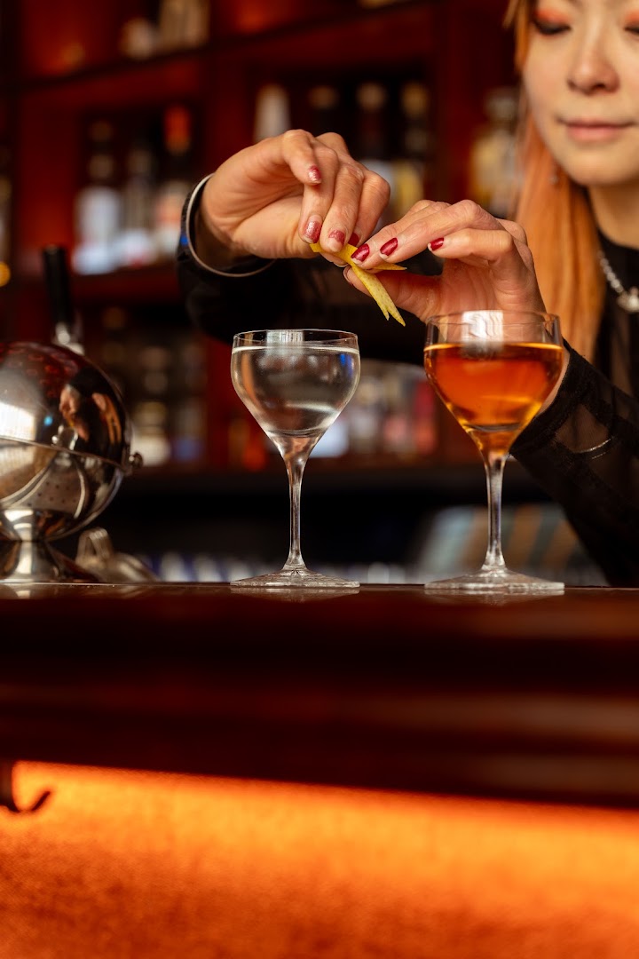 Bar Selecta: professional shot of cocktail preparation