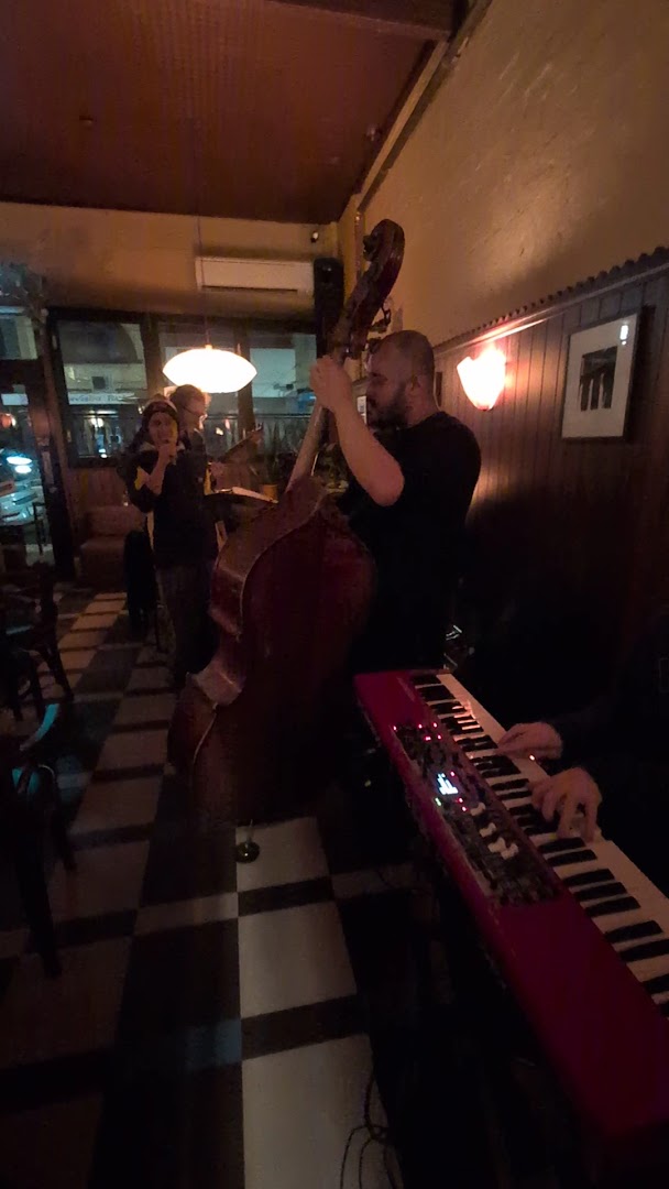 Jacket Bar: live music atmosphere well