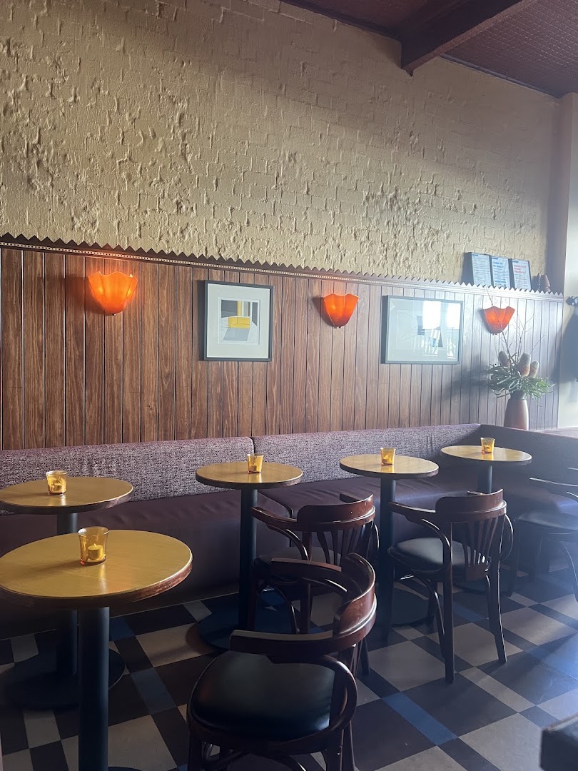 Jacket Bar: clear, inviting interior atmosphere