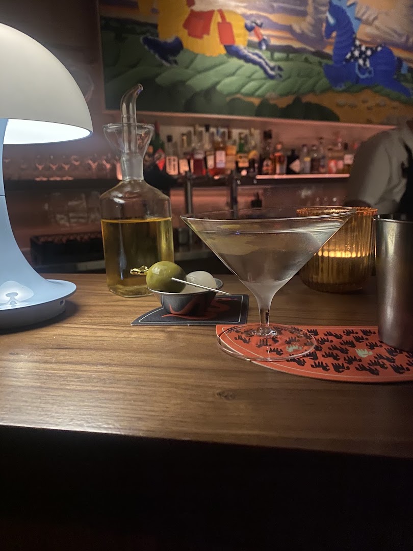 Three Horses: appealing bar atmosphere and drink