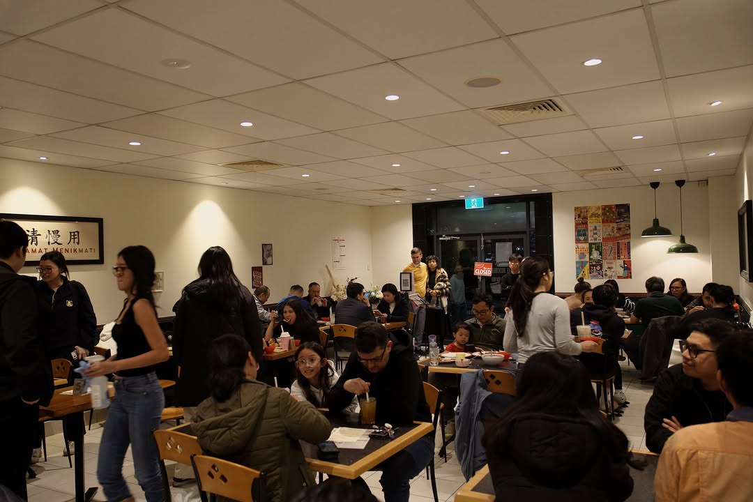 Bakmi Kochan 88: restaurant atmosphere and customers