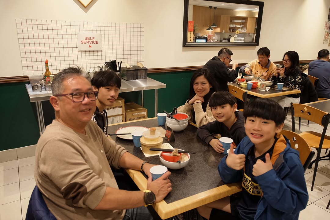 Bakmi Kochan 88: happy customers enjoying the restaurant