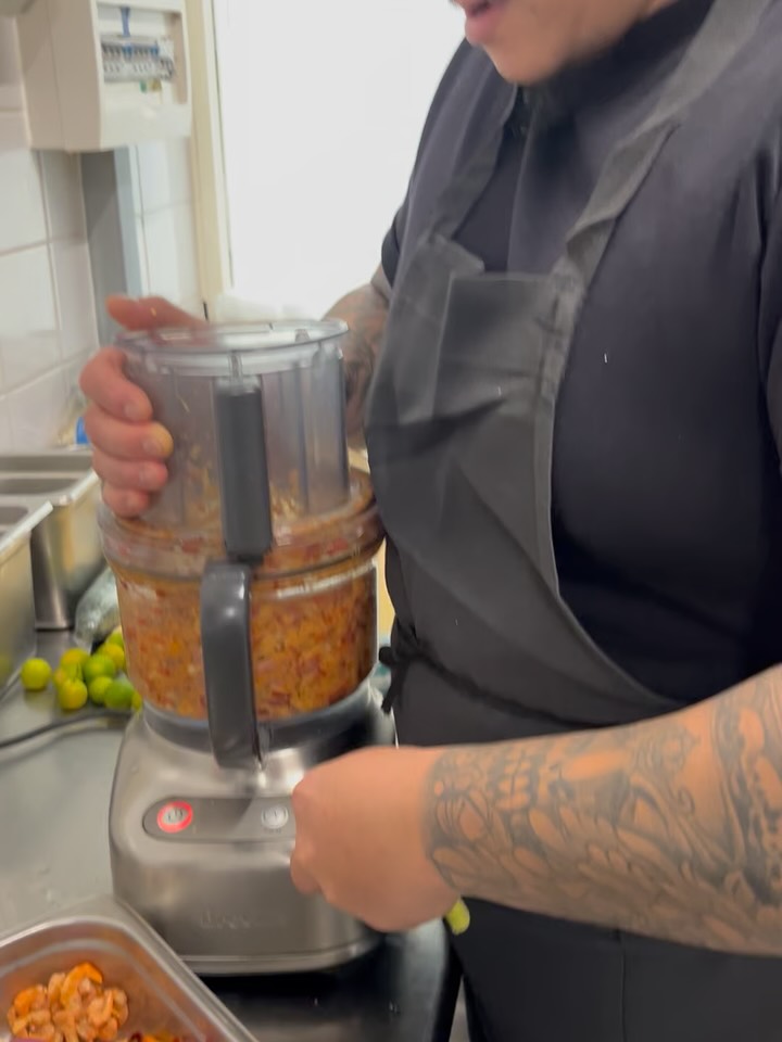 Gwelup Fish & Chips: staff preparing fresh food
