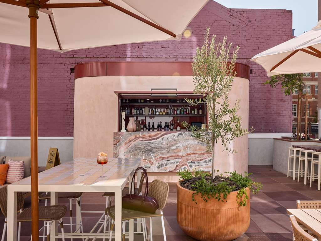 Hyde Perth: attractive, professional hotel terrace photo