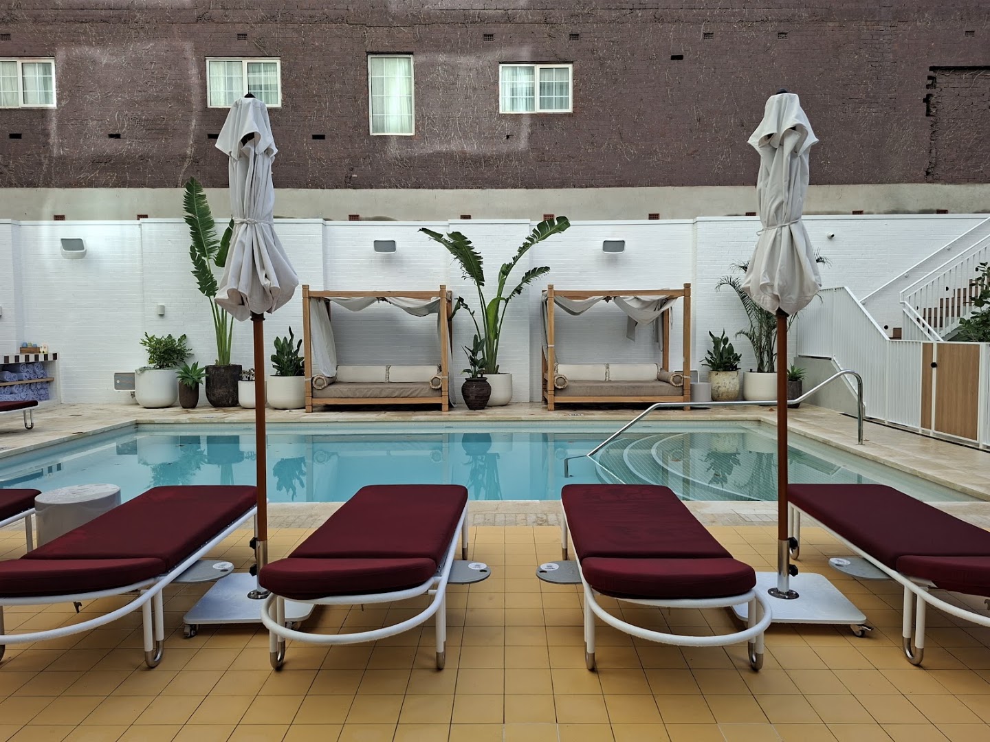 Hyde Perth: attractive hotel pool area photo