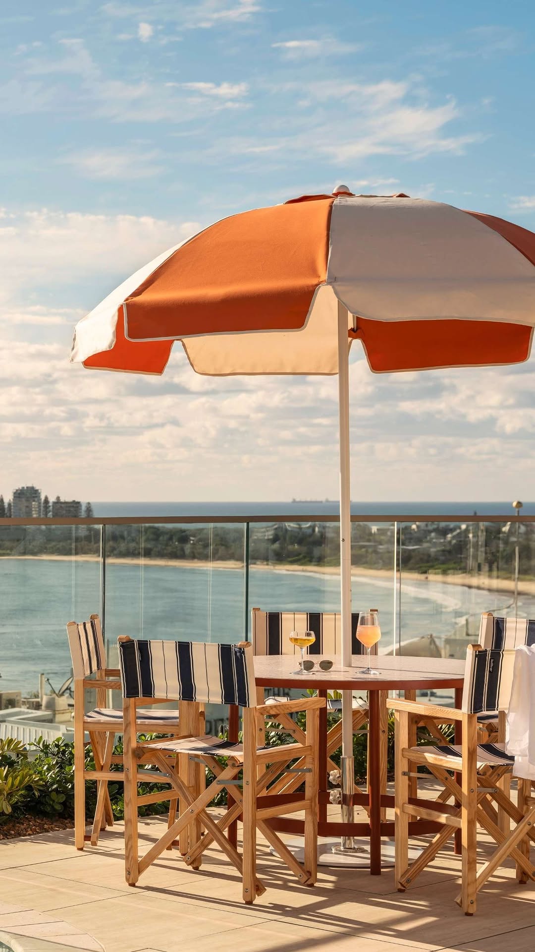 Sully's Rooftop: attractive, professional rooftop bar atmosphere