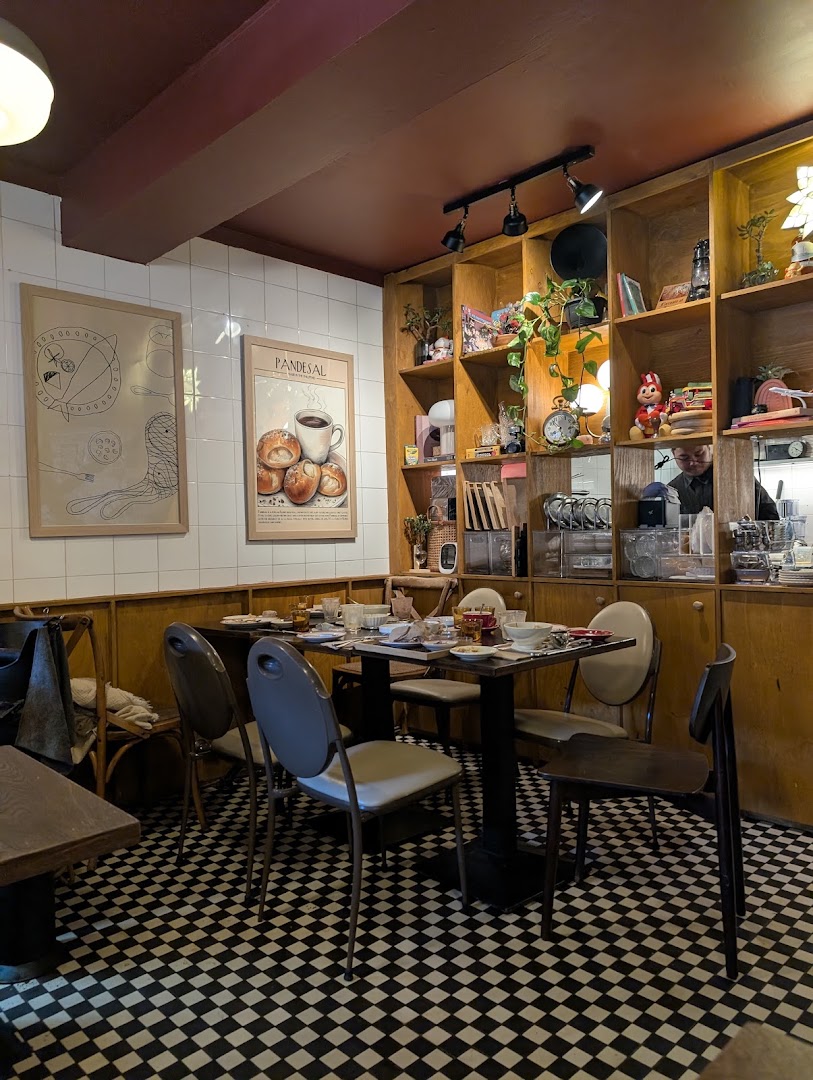 Adhika: clear, inviting interior atmosphere