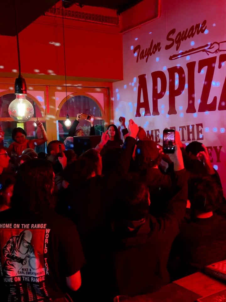 Appizza: lively restaurant atmosphere well