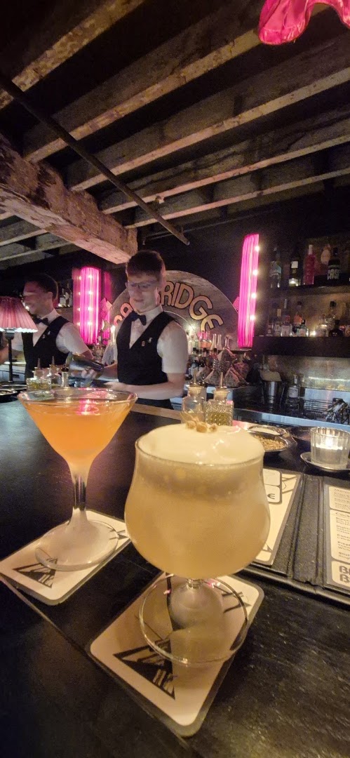 Bar Bridge: drinks and bar atmosphere